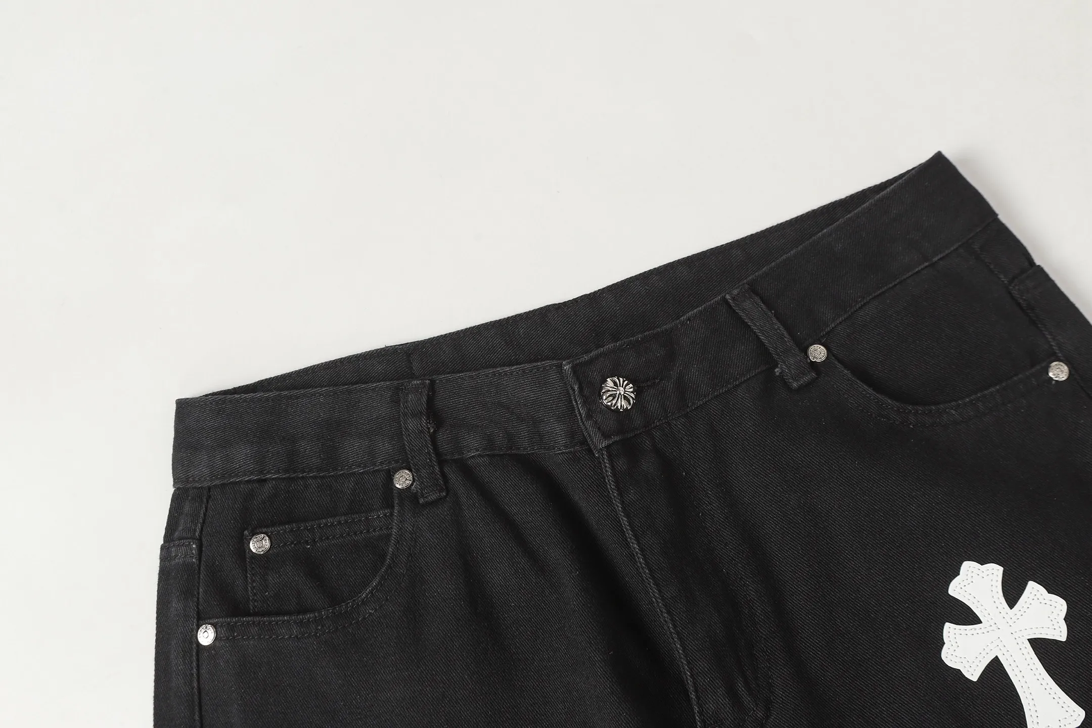 P260 Cross-border model, please do not place an order if you are pursuing quality - Chrome Hearts/Chrome Hearts Cross ✝️Pink embroidered washed jeans, trousers and casual pants - High weight, high density and high quality. The wool is soft, delicate and skin-friendly. It feels soft and silky. It has excellent warmth and skin-friendly properties - Custom-woven and dyed, no color difference. No matter the fabric or workmanship details, it beats the ordinary version on the market - Hardware zipper accessories are all customized, full of details -Colour: washed black -Size: 28 30 32 34 36